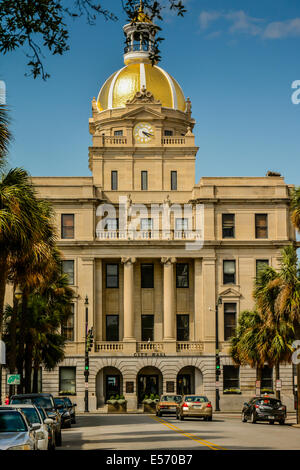 Savannah è il Municipio (1906) è il più caratteristico edificio della città con la sua torre dell Orologio sormontato da un 23-KT foglia oro dome Foto Stock