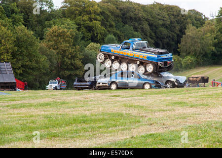 Thundertrax monster truck a Scott può's Daredevil stunt show, il Matterley ciotola, Winchester, Hampshire, Inghilterra. Foto Stock