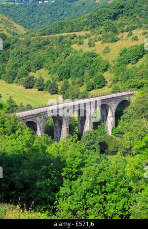 Headstone Viaduct e il sentiero Monsal dalla testa Monsal, Derbyshire Peak District National Park, Inghilterra, Regno Unito. Foto Stock