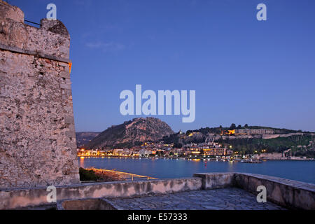 Vista della città di Nafplio dall'isolotto del castello Bourtzi, Argolide ('Argolide'), Peloponneso e Grecia. Foto Stock