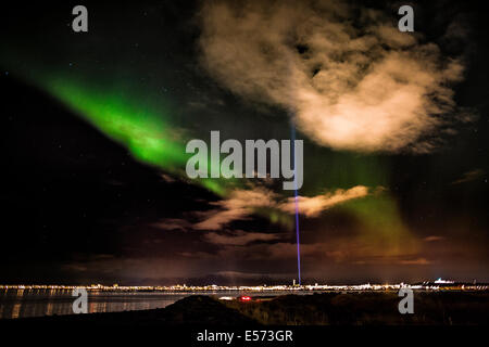 Aurora Boreale o luci del nord con l'immaginare la pace Tower, Reykjavik, Islanda Foto Stock