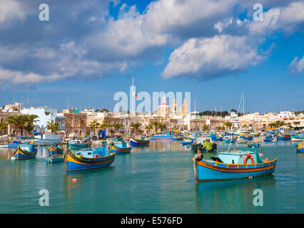 Tradizionali barche da pesca porto di marsaxlokk a Malta Foto Stock