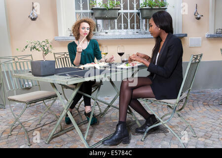 Happy hour alla winehouse Enotavola-Casa del Barolo, Torino, Piemonte, Italia, Europa Foto Stock