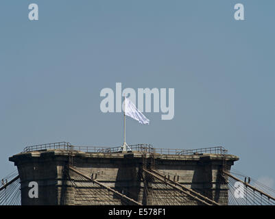 New York, Stati Uniti d'America. 22 Luglio, 2014. Una bandiera bianca vola in cima alla torre di Manhattan del Ponte di Brooklyn. Credito: Joseph Reid/Alamy Live News Foto Stock