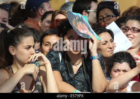 Giffoni Valle Piana, Italia. 22 Luglio, 2014. Italia - Giffoni Valle Piana - Richard Gere a Giffoni Film Festival 2014. In questa foto: i fan di Richard Gere Credito: Marco Cantile/NurPhoto/ZUMA filo/Alamy Live News Foto Stock