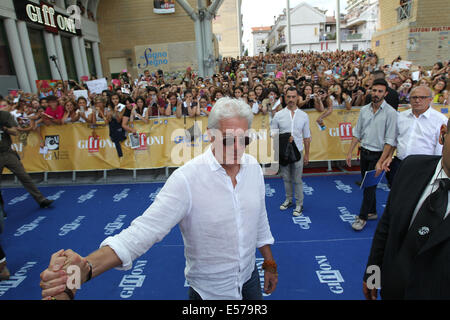 Giffoni Valle Piana, Italia. 22 Luglio, 2014. Italia - Giffoni Valle Piana - Richard Gere a Giffoni Film Festival 2014. In questa foto: Richard Gere e ventole Credito: Marco Cantile/NurPhoto/ZUMA filo/Alamy Live News Foto Stock
