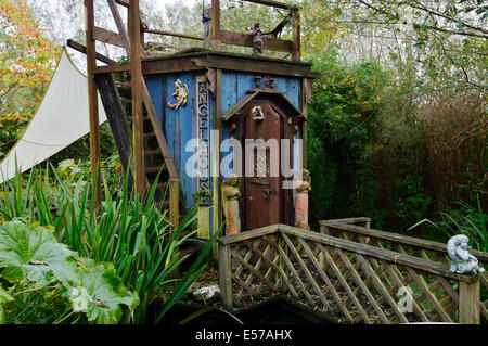 Vista esterna dell'ANGELO Casa follia da Terry il baratto a Sculptureheaven Sculpture Garden, Rhydlewis, Llandysul, Wales, Regno Unito. Foto Stock