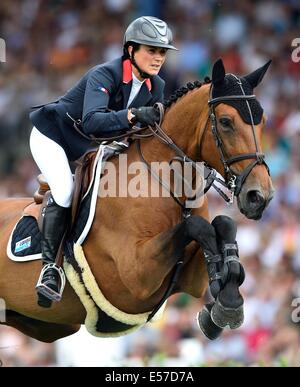 Il francese mostra il ponticello Pénélope Leprevost in azione sul suo cavallo fiduciosi di vittoria durante il Grand Prix al CHIO International Horse Show di Aachen, Germania, 20 luglio 2014. Foto: Uwe Anspach/dpa Foto Stock