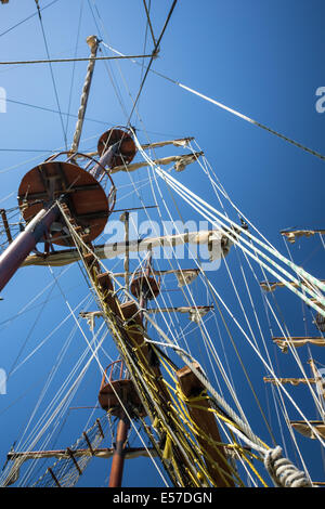 Vista verso l'alto di una nave dei pirati è a montanti Foto Stock