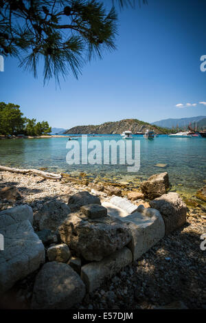 Vista del mare dalla costa vicino alla città antica di Phaselis. Kemer, Provincia di Antalya, Turchia Foto Stock