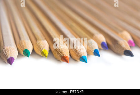 Color pastello matite isolati su sfondo bianco. Profondità di campo. Foto Stock