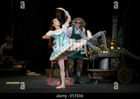 Londra, Regno Unito. 22 Luglio, 2014. English National Ballet la produzione di Coppelia at The London Coliseum con Erina Takahashi che gioca Coppelia con il carattere Dr Coppelius Toy Maker Credito: PAOLO GROVER/Alamy Live News Foto Stock