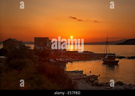 Tramonto al piccolo porto di Kardamyli, Messenia prefettura, Peloponneso, Grecia Foto Stock