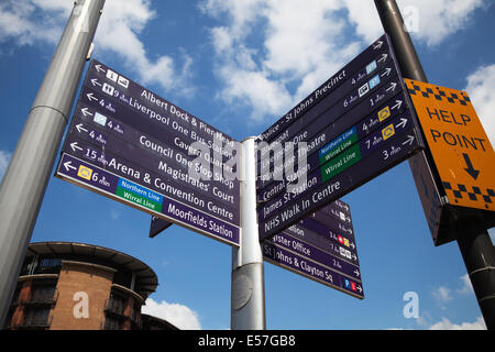 Multi-Directional strada segno per diverse destinazioni. La linea di orientamento per strada e il porto di Liverpool Edificio, Liverpool, Merseyside, Regno Unito Foto Stock