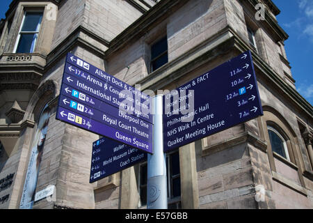 Segnaletica stradale turistica multidirezionale per destinazioni diverse. Line Street Signpost e il porto di Liverpool Building, Liverpool, Merseyside, Regno Unito Foto Stock