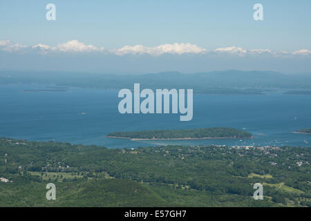 Maine, Bar Harbor, Parco Nazionale di Acadia. Vista del Bar Island, accessibile solo con la bassa marea da naturale ponte di terra. Foto Stock