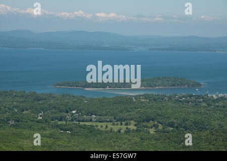 Maine, Bar Harbor, Parco Nazionale di Acadia. Vista del Bar Island, accessibile solo con la bassa marea da naturale ponte di terra. Foto Stock