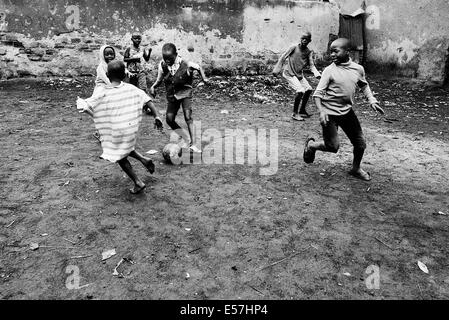 Giugno 8, 2013 - Kampala, Uganda - i ragazzi sono per giocare a calcio tra le pratiche di inscatolamento. Il Katanga a Kampala è una delle baraccopoli comunità dove più di 20.000 persone vivono in condizioni di estrema povertà e senza le infrastrutture di base come ad esempio permanente di acqua fresca di alimentazione e case in mattoni, nel mezzo di shanty case un gruppo di ambiziosi combattenti stanno cercando di raggiungere per una vita migliore. Mentre la raccolta di bucce di banana per sopravvivere, sono appassionato di pugilato, e continuano la loro lotta nonostante il disprezzo che spesso viene pronunciato apertamente. Il Rhino Boxer Club nel bel mezzo della baraccopoli del Katanga, tutti Foto Stock