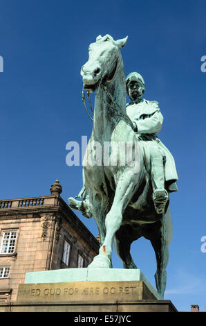 Statua equestre di Frederik VII, Palazzo Christiansborg, Copenhagen, Danimarca Foto Stock