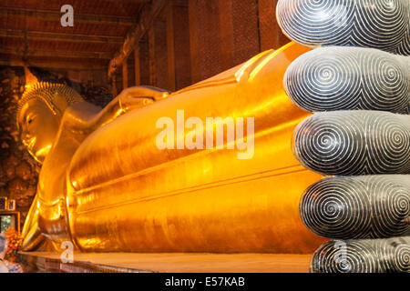 Il Buddha reclinato in Wat Pho, Bangkok, Thailandia Foto Stock