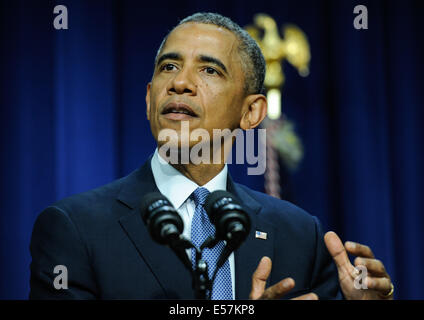 Washington DC, Stati Uniti d'America. 22 Luglio, 2014. Stati Uniti Il presidente Barack Obama parla prima di lui i segni della forza lavoro di innovazione e di opportunità atto alla Casa Bianca a Washington D.C. Credito: Xinhua/Alamy Live News Foto Stock