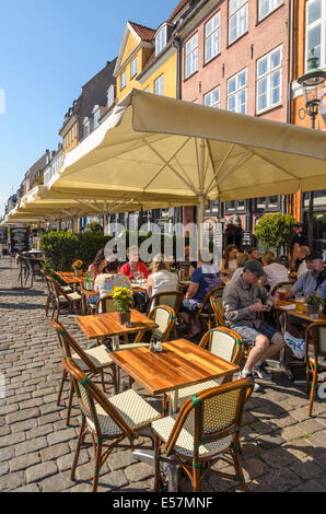 Street Cafe a Nyhavn, Copenhagen, Danimarca Foto Stock