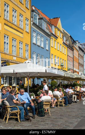 Street Cafe a Nyhavn, Copenhagen, Danimarca Foto Stock