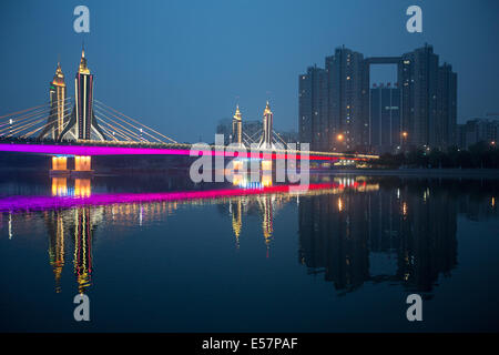 La cinghia di giada ponte stradale di illuminazione notturna, sul Canal Grande, nel Distretto di Tongzhou di maggiore di Beijing in Cina. Foto Stock