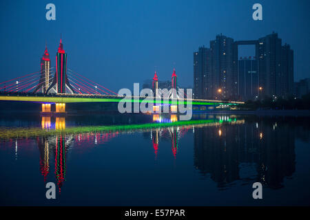 La cinghia di giada ponte stradale di illuminazione notturna, sul Canal Grande, nel Distretto di Tongzhou di maggiore di Beijing in Cina. Foto Stock