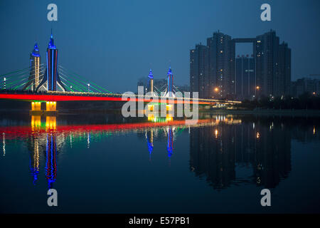 La cinghia di giada ponte stradale di illuminazione notturna, sul Canal Grande, nel Distretto di Tongzhou di maggiore di Beijing in Cina. Foto Stock