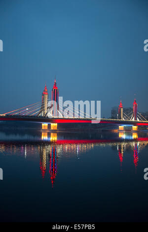 La cinghia di giada ponte stradale di illuminazione notturna, sul Canal Grande, nel Distretto di Tongzhou di maggiore di Beijing in Cina. Foto Stock