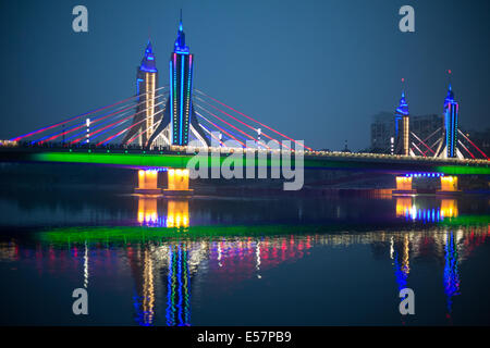 La cinghia di giada ponte stradale di illuminazione notturna, sul Canal Grande, nel Distretto di Tongzhou di maggiore di Beijing in Cina. Foto Stock