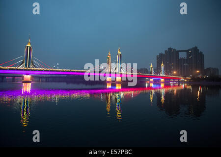 La cinghia di giada ponte stradale di illuminazione notturna, sul Canal Grande, nel Distretto di Tongzhou di maggiore di Beijing in Cina. Foto Stock