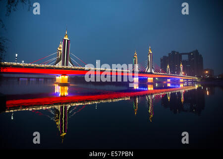 La cinghia di giada ponte stradale di illuminazione notturna, sul Canal Grande, nel Distretto di Tongzhou di maggiore di Beijing in Cina. Foto Stock