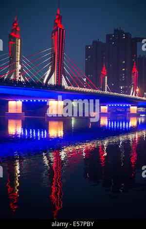 La cinghia di giada ponte stradale di illuminazione notturna, sul Canal Grande, nel Distretto di Tongzhou di maggiore di Beijing in Cina. Foto Stock