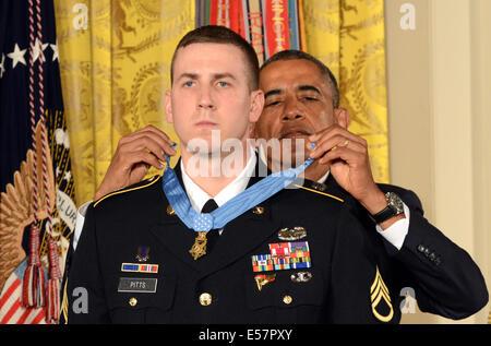 Washington, DC, Stati Uniti. 21 Luglio, 2014. Il Presidente Usa Barack Obama awards medaglia d'onore all'ex esercito personale Sgt. Ryan Pitts nella Sala Est della Casa Bianca Luglio 21, 2014 a Washington, DC. Credito: Planetpix/Alamy Live News Foto Stock