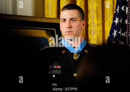 Washington, DC, Stati Uniti. 21 Luglio, 2014. L'ex esercito personale Sgt. Ryan Pitts sorge dopo essere stato premiato con la medaglia d'onore per il valoroso in combattimento durante una cerimonia che si terrà nella Sala Est della Casa Bianca Luglio 21, 2014 a Washington, DC. Credito: Planetpix/Alamy Live News Foto Stock