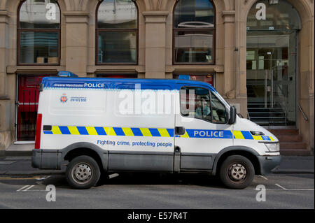 Un furgone appartenente a Greater Manchester Polizia (GMP) con la frase della lotta contro la criminalità, la protezione delle persone. Foto Stock