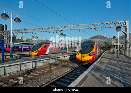 Due classe vergine 390 treni pendolino nelle piattaforme della stazione ferroviaria di Manchester Piccadilly. Foto Stock
