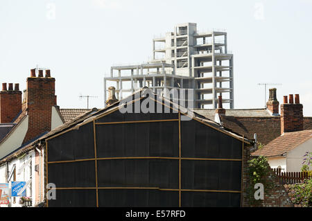 Superiore di Orwell Street Ipswich Suffolk con la torre incompiuta di blocco noto localmente come 'vino' rack Foto Stock