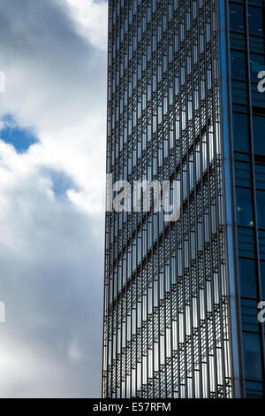 Londra, Inghilterra - Canary Wharf, 25 Bank Street - dettaglio della moderna architettura contemporanea Foto Stock