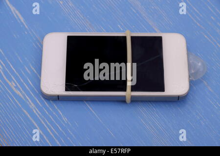 Smartphone con preservativo protezione contro la rottura di un vetro, concept Foto Stock