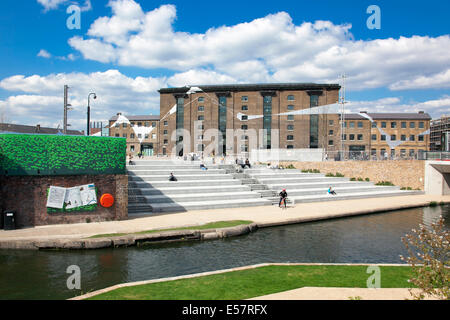 London, Regno Unito - il nuovo Central Saint Martins edificio in King's Cross - vecchio magazzino incontra l'architettura moderna Foto Stock