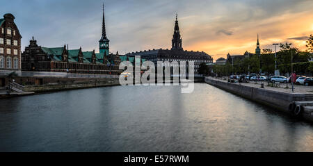 Holmen's Canal con danese della Camera di Commercio e Palazzo Christiansborg, Copenhagen, Danimarca Foto Stock