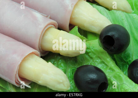 Piatto di asparagi con prosciutto cotto Foto Stock