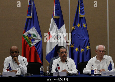 Punta Cana, Repubblica Dominicana. 22 Luglio, 2014. Presidente del Consiglio europeo Herman Van Rompuy (R), Repubblica Dominicana il Presidente Danilo Medina (C) e ad Haiti il Presidente Michel Martelly partecipare a un incontro trilaterale, in Punta Cana city, Repubblica Dominicana, il 22 luglio 2014. Repubblica Dominicana e Haiti leader si sono incontrati in Punta Cana con il Presidente del Consiglio europeo Herman Van Rompuy, che hanno partecipato alla riunione per sostenere gli accordi bilaterali tra i governi haitiano e dominicano, secondo la stampa locale. © Roberto Guzman/Xinhua/Alamy Live News Foto Stock