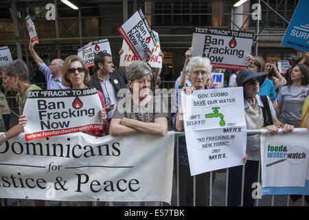 Grandi n. fracking in NY Membro di dimostrazione nel cuore di New York a 42nd St. & Lexington Ave. vicino a Grand Central. Foto Stock