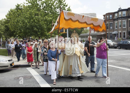 I sacerdoti e i parrocchiani si celebra la festa del Corpus Domini con una processione in Windsor Terrace quartiere di Brooklyn Foto Stock