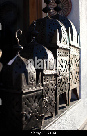 Negozio di souvenir in metallo nero bronzo ferro arabo marocchino lanterne di Moresco lampade in luce solare in luogo di mercato Foto Stock