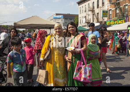 Fiera di strada sulla McDonald Ave. in Kensington, Brooklyn, noto come 'Piccolo Bangladesh". NYC Foto Stock